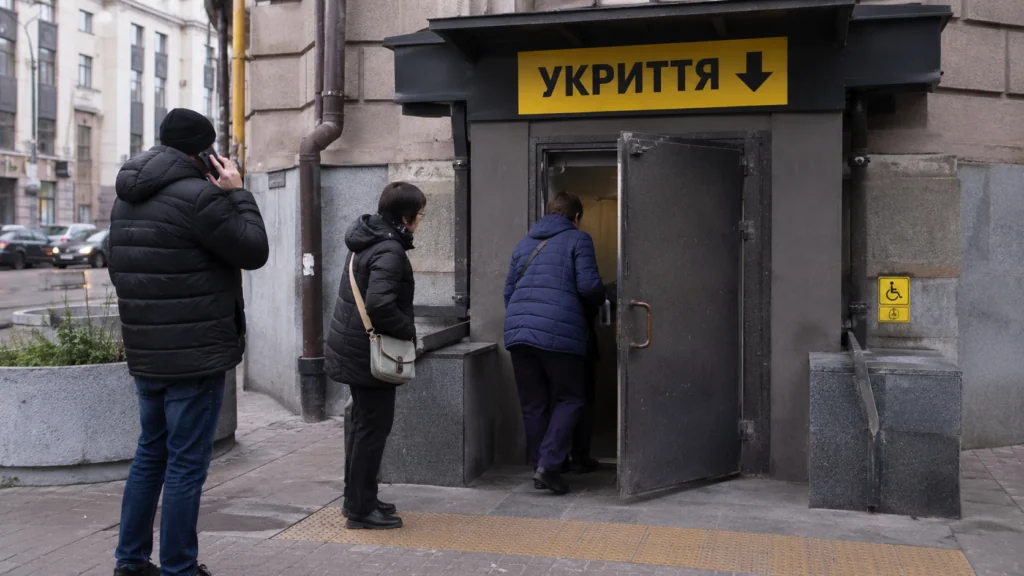 Не пускають в укриття під час повітряної тривоги: що робити та яка відповідальність передбачена